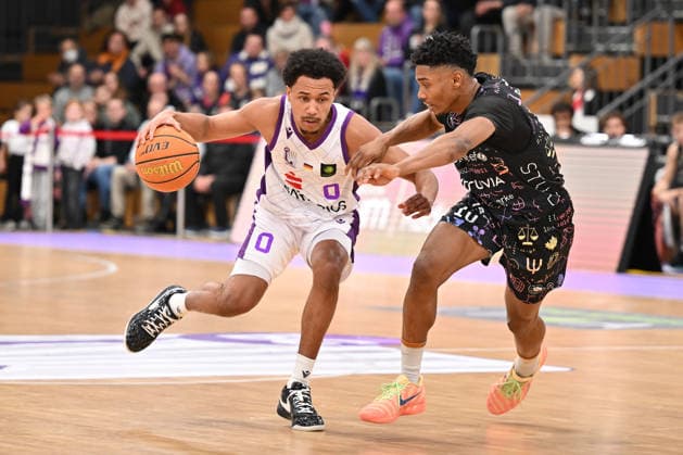 BG Göttingen - Uni Baskets Münster Hendrik Drescher ( 10, GOT) und Julian Larry ( 10, MS) im Spiel der BARMER 2. Basketball Bundesliga ProA zwischen der BG Göttingen und den Uni Baskets Münster in der Sparkassen-Arena am 03.01.2026 in Göttingen, Deutschland. Göttingen Niedersachsen Deutschland