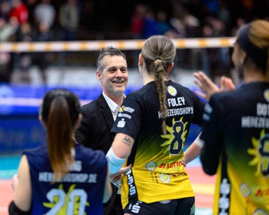 Laszlo, Hollosy (Trainer, VfB Suhl LOTTO Thueringen), McKenzie, Foley (Aussenangriff, VfB Suhl LOTTO Thueringen, 8), Xiang-Chen, Lai (Libera, VfB Suhl LOTTO Thueringen, 20) GER, VfB Suhl LOTTO Thueringen gegen Schwarz-Weiss Erfurt, Frauen, Volleyball, Bundesliga, Spielnr. 2084, 03.01.2026 GER, VfB Suhl LOTTO Thueringen gegen Schwarz-Weiss Erfurt, Frauen, Volleyball, Bundesliga, Spielnr. 2084, 03.01.2026 Eisenach Copyright: xEibner-Pressefoto MartinxHerbstx EP_MHT