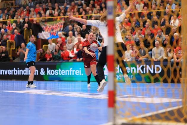 RECORD DATE NOT STATED Szene mit Mia Ziercke (34; HSG Bensheim Auerbach) und Natsuki Aizawa (23; Thüringer HC) Szene mit Mia Ziercke (34; HSG Bensheim Auerbach) und Natsuki Aizawa (23; Thüringer HC)