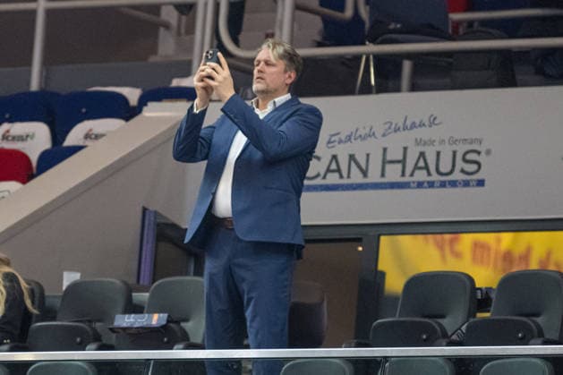 Rostock, Deutschland 03. Januar 2026: 1.BBL - 2025 2026 - Rostock Seawolves vs. Skyliners Frankfurt Im Bild: Jens Hakanowitz auf der Tribüne Loge macht ein Foto Copyright: xFotostandx xVoelkerx