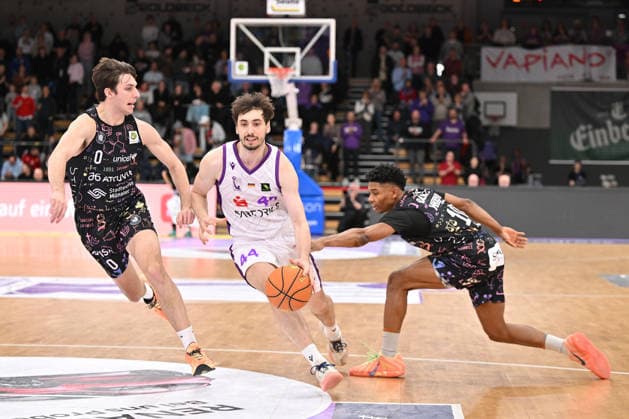 BG Göttingen - Uni Baskets Münster Julius Böhmer ( 44, GOT)m Andrew O™Brien ( 0, MS) und Julian Larry ( 10, MS) im Spiel der BARMER 2. Basketball Bundesliga ProA zwischen der BG Göttingen und den Uni Baskets Münster in der Sparkassen-Arena am 03.01.2026 in Göttingen, Deutschland. Göttingen Niedersachsen Deutschland