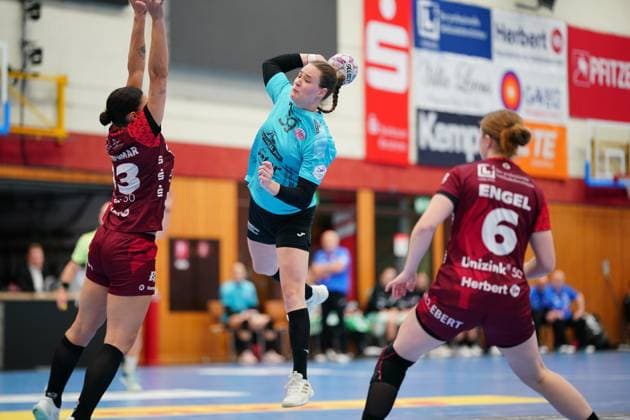 RECORD DATE NOT STATED Szene mit Csenge Kuczora (59; Thüringer HC), Nina Engel (6; HSG Bensheim Auerbach) und Amelie Berger (3; HSG Bensheim Auerbach) Szene mit Csenge Kuczora (59; Thüringer HC) und Gegnerinnen