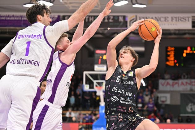 BG Göttingen - Uni Baskets Münster Thore Dilschmann ( 6, MS), Adam Ramstedt ( 1, GOT) und Daniel Kirchner ( 4, GOT) im Spiel der BARMER 2. Basketball Bundesliga ProA zwischen der BG Göttingen und den Uni Baskets Münster in der Sparkassen-Arena am 03.01.2026 in Göttingen, Deutschland. Göttingen Niedersachsen Deutschland