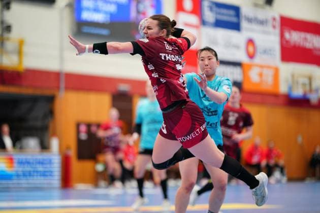 RECORD DATE NOT STATED Szene mit Mareike Thomaier (2; HSG Bensheim Auerbach) und Natsuki Aizawa (23; Thüringer HC) Szene mit Mareike Thomaier (2; HSG Bensheim Auerbach) und Natsuki Aizawa (23; Thüringer HC)