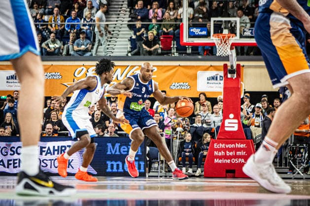Rostock, Deutschland 03. Januar 2026: 1.BBL - 2025 2026 - Rostock Seawolves vs. Skyliners Frankfurt Im Bild: v. li. im Zweikampf Isaiah Swope (Frankfurt Skyliners) und DeAndre Lansdowne (ROSTOCK SEAWOLVES) Copyright: xFotostandx xVoelkerx