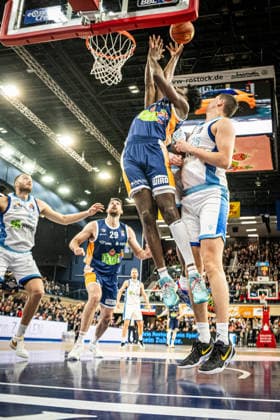 Rostock, Deutschland 03. Januar 2026: 1.BBL - 2025 2026 - Rostock Seawolves vs. Skyliners Frankfurt Im Bild: v. li. im Zweikampf Kassim Nicholson (ROSTOCK SEAWOLVES) und Jacob Knauf (Frankfurt Skyliners) Copyright: xFotostandx xVoelkerx