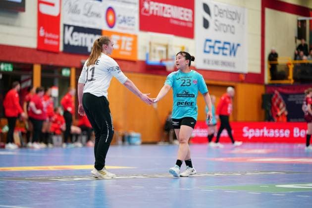 RECORD DATE NOT STATED Szene mit Natsuki Aizawa (23; Thüringer HC) und Mira Bender (11; HSG Bensheim Auerbach) Szene mit Natsuki Aizawa (23; Thüringer HC) und Mira Bender (11; HSG Bensheim Auerbach)