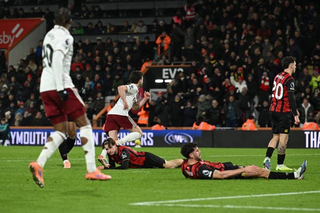 Bournemouth v Arsenal, Premier League Goal 1-2 - Declan Rice (41) of Arsenal celebrates scoring the second goal during the Premier League match between Bournemouth and Arsenal at the Vitality Stadium, Bournemouth, UK on 3 January 2026. Bournemouth Vitality Stadium Dorset UK Editorial use only DataCo restrictions apply See www.football-dataco.com , Copyright: xGrahamxHuntx PSI-23517-0100