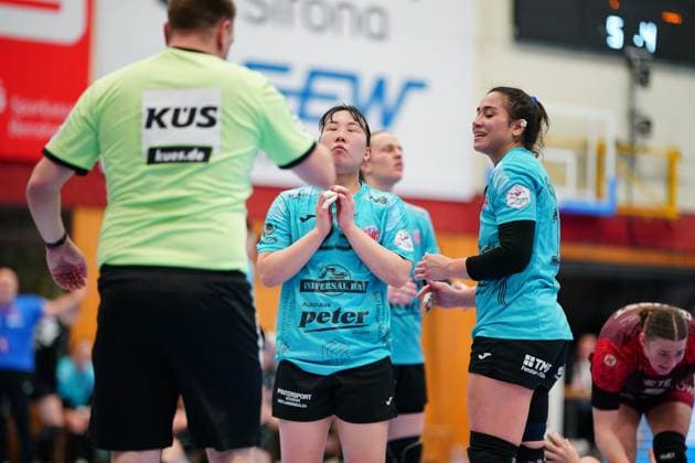 RECORD DATE NOT STATED Szene mit Giulia Guarieiro (13; Thüringer HC), Natsuki Aizawa (23; Thüringer HC) und Isabell Hurst (5; HSG Bensheim Auerbach) Szene mit Giulia Guarieiro (13; Thüringer HC), Natsuki Aizawa (23; Thüringer HC) und Isabell Hurst (5; HSG Bensheim Auerbach)