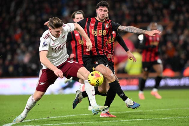 Bournemouth v Arsenal Premier League Viktor Gyokeres of Arsenal tries to find a way past Marcos Senesi of Bournemouth uring the Premier League match at the Vitality Stadium, Bournemouth 03 01 2026 UK Newspapers OUT Copyright: xJeremyxLandeyx FIL-22741-0047