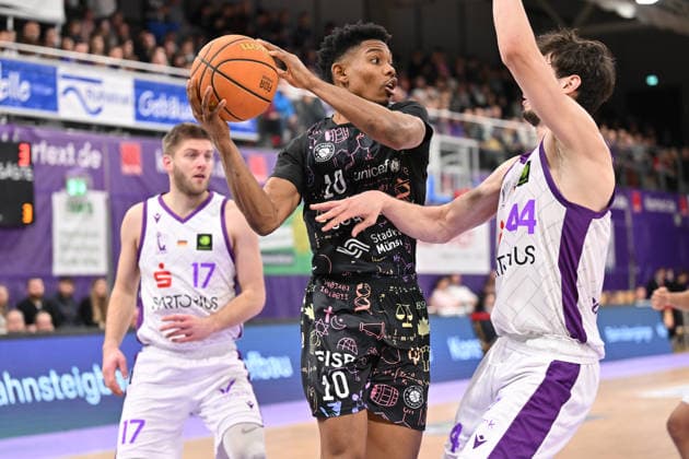 BG Göttingen - Uni Baskets Münster Julian Larry ( 10, MS) und Julius Böhmer ( 44, GOT) im Spiel der BARMER 2. Basketball Bundesliga ProA zwischen der BG Göttingen und den Uni Baskets Münster in der Sparkassen-Arena am 03.01.2026 in Göttingen, Deutschland. Göttingen Niedersachsen Deutschland