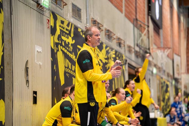 Borussia Dortmund (GER) vs. HSG Blomberg-Lippe (GER), Handball, 1. Handball Bundesliga Frauen, 11. Spieltag, 3.1.2026, Saision 2025 2026, Dortmund Henk Groener (Borussia Dortmund, Trainer) freut sich nach einer Parade von Sarah Wachter (Borussia Dortmund, 12) Dortmund Sporthalle Wellinghofen Deutschland