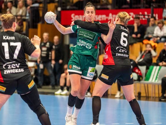 Stephanie Elies (Frisch Auf Frauen, 63) im Zweikampf mit Laura Szabo (BSV Sachsen Zwickau, 06), BSV Sachsen Zwickau vs. Frisch Auf Goeppingen, Handball, 1. Bundesliga, Spielzeit 2025 2026, 03.01.2026 BSV Sachsen Zwickau vs. Frisch Auf Goeppingen, Handball, 1. Bundesliga, Spielzeit 2025 2026, 03.01.2026 Zwickau Copyright: xMichaelxSchmidt Eibner-Pressefotx EP_MST
