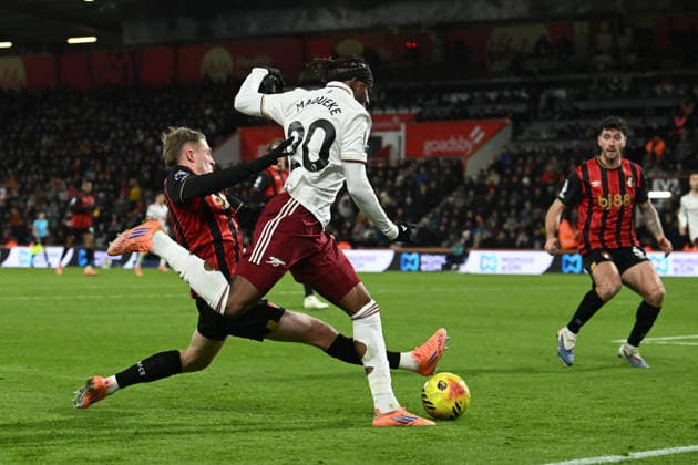 Bournemouth v Arsenal, Premier League Adrien Truffert (3) of AFC Bournemouth challenges Noni Madueke (20) of Arsenal during the Premier League match between Bournemouth and Arsenal at the Vitality Stadium, Bournemouth, UK on 3 January 2026. Bournemouth Vitality Stadium Dorset UK Editorial use only DataCo restrictions apply See www.football-dataco.com , Copyright: xGrahamxHuntx PSI-23517-0103