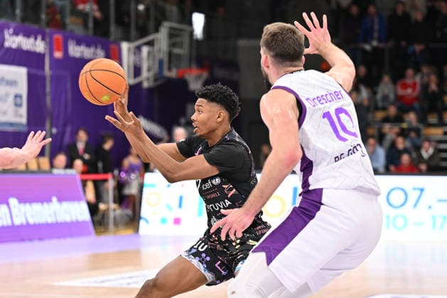 BG Göttingen - Uni Baskets Münster Julian Larry ( 10, MS) und Hendrik Drescher ( 10, GOT) im Spiel der BARMER 2. Basketball Bundesliga ProA zwischen der BG Göttingen und den Uni Baskets Münster in der Sparkassen-Arena am 03.01.2026 in Göttingen, Deutschland. Göttingen Niedersachsen Deutschland