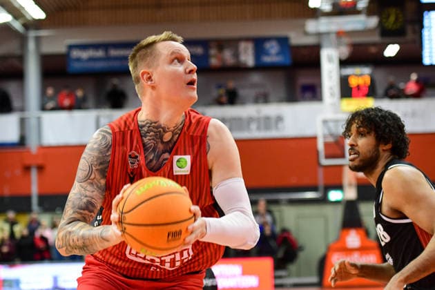 Robin Benzing, Alieu Ceesay 2.Bundesliga Pro A, 16. Spieltag, 46ers, Basketball, Basketball Saison 2025 2026, BBL, Deutschland, Gießen 46ers SBB Baskets Wolmirstedt, Gießen in rot, Herren, SBB Baskets schwarz