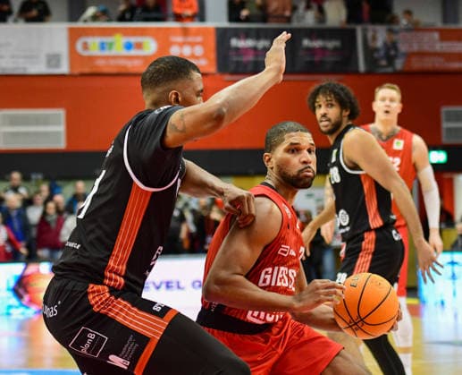 Michael Hughes, Kyle Castlin 2.Bundesliga Pro A, 16. Spieltag, 46ers, Basketball, Basketball Saison 2025 2026, BBL, Deutschland, Gießen 46ers SBB Baskets Wolmirstedt, Gießen in rot, Herren, SBB Baskets schwarz