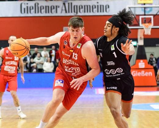 Jonathan Maier, Trey Stewart 2.Bundesliga Pro A, 16. Spieltag, 46ers, Basketball, Basketball Saison 2025 2026, BBL, Deutschland, Gießen 46ers SBB Baskets Wolmirstedt, Gießen in rot, Herren, SBB Baskets schwarz