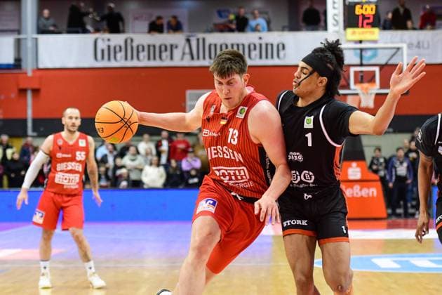 Jonathan Maier, Trey Stewart 2.Bundesliga Pro A, 16. Spieltag, 46ers, Basketball, Basketball Saison 2025 2026, BBL, Deutschland, Gießen 46ers SBB Baskets Wolmirstedt, Gießen in rot, Herren, SBB Baskets schwarz