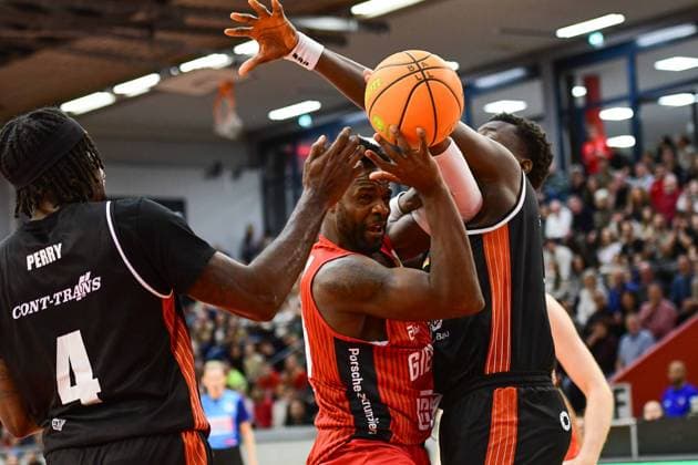 Roland Nyama 2.Bundesliga Pro A, 16. Spieltag, 46ers, Basketball, Basketball Saison 2025 2026, BBL, Deutschland, Gießen 46ers SBB Baskets Wolmirstedt, Gießen in rot, Herren, SBB Baskets schwarz