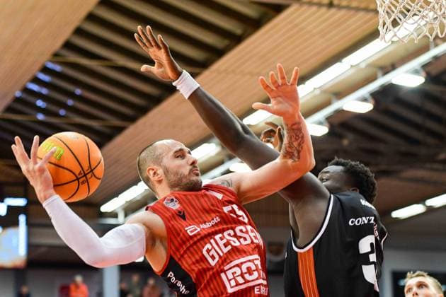 Simon Krajcovic, Fabien Kondo 2.Bundesliga Pro A, 16. Spieltag, 46ers, Basketball, Basketball Saison 2025 2026, BBL, Deutschland, Gießen 46ers SBB Baskets Wolmirstedt, Gießen in rot, Herren, SBB Baskets schwarz