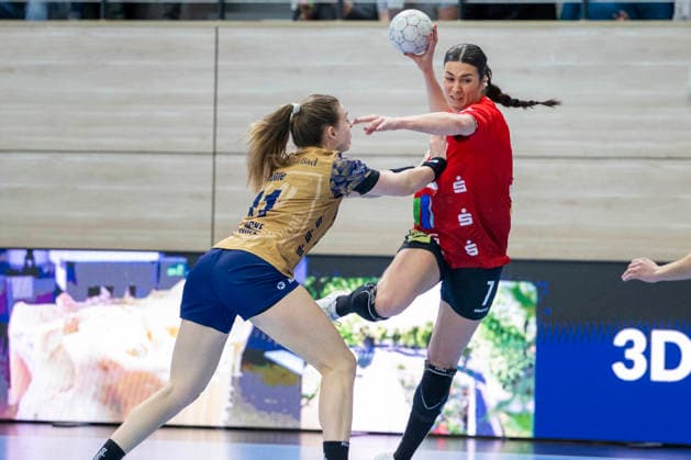 Handball Bundesliga Frauen, Saison 2025 2026 SV Union Halle-Neustadt vs.Buxtehuder SV Halle, Deutschland 03.Januar 2026: Im Bild:v.li.Isabelle Doelle (Buxtehude) und Lynn Molenaar (Halle) Halle Saale SWH Arena Sachsen-Anhalt Deutschland