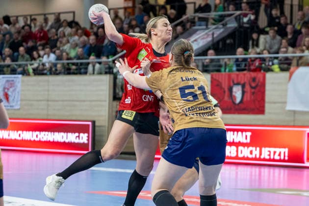 Handball Bundesliga Frauen, Saison 2025 2026 SV Union Halle-Neustadt vs.Buxtehuder SV Halle, Deutschland 03.Januar 2026: Im Bild:v. li. im Zweikampf Lea Gruber (Halle) und Lyn Elisabeth Lück Lueck (Buxtehude) Halle Saale SWH Arena Sachsen-Anhalt Deutschland