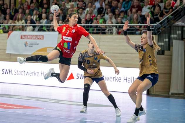 Handball Bundesliga Frauen, Saison 2025 2026 SV Union Halle-Neustadt vs.Buxtehuder SV Halle, Deutschland 03.Januar 2026: Im Bild:v.li.Lynn Molenaar (Halle) und Theresa von Prittwitz (Buxtehude) Halle Saale SWH Arena Sachsen-Anhalt Deutschland