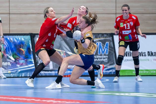 Handball Bundesliga Frauen, Saison 2025 2026 SV Union Halle-Neustadt vs.Buxtehuder SV Halle, Deutschland 03.Januar 2026: Im Bild:v. li. im Zweikampf Lea Gruber (Halle) , Fabienne Büch Buech (Halle) und Isabelle Doelle (Buxtehude) Halle Saale SWH Arena Sachsen-Anhalt Deutschland
