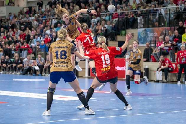 Handball Bundesliga Frauen, Saison 2025 2026 SV Union Halle-Neustadt vs.Buxtehuder SV Halle, Deutschland 03.Januar 2026: Im Bild:v.li.Johanna Andresen (Buxtehude) , Isabelle Doelle (Buxtehude) , Madeleine Östlund Oestlund (Halle) und Lea Gruber (Halle) Halle Saale SWH Arena Sachsen-Anhalt Deutschland