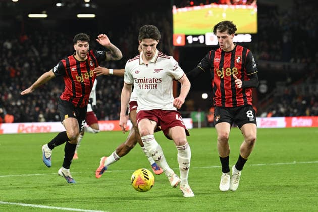 Bournemouth v Arsenal, Premier League Declan Rice (41) of Arsenal on the attack battles for possession with Alex Scott (8) of AFC Bournemouth during the Premier League match between Bournemouth and Arsenal at the Vitality Stadium, Bournemouth, UK on 3 January 2026. Bournemouth Vitality Stadium Dorset UK Editorial use only DataCo restrictions apply See www.football-dataco.com , Copyright: xGrahamxHuntx PSI-23517-0105