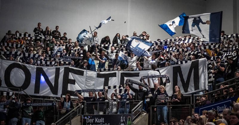 Fanblock der MLP Academics Heidelberg mit Schals, Fahnen und Transparent ONE TEAM in der MHP Arena GER, MHP Riesen Ludwigsburg - MLP Academics Heidelberg, easycredit BBL, Basketball, Bundesliga, 14. Spieltag, Spielzeit 2025 2026, 03.01.2026 GER, MHP Riesen Ludwigsburg - MLP Academics Heidelberg, easycredit BBL, Basketball, Bundesliga, 14. Spieltag, Spielzeit 2025 2026, 03.01.2026 Ludwigsburg Copyright: xSandyxDinkelackerx EP_SDR