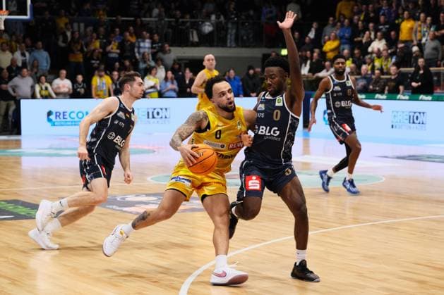 ProA - Phoenix Hagen vs. Eisbären Bremerhaven, Hagen, 03.01.2026, Ischelandhalle Hagen Marcus Graves (Phoenix Hagen, 0, Guard) bei zug zum Korb gegen Elijah Jahi Miller ( 0, Eisbären Bremerhaven, PG); Barmer2BasketballBundesliga ProA - Phoenix Hagen vs. Eisbären Bremerhaven, Hagen, 03.01.2026, Ischelandhalle Hagen Copyright: xBEAUTIFULxSPORTS Piepenstockx