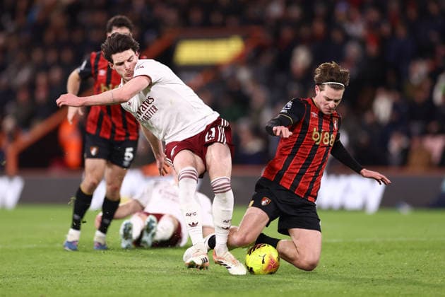 Bournemouth v Arsenal 03 January 2026, Bournemouth - Premier League Football - Bournemouth v Arsenal - Declan Rice of Arsenal and Alex Scott of Bournemouth - Photo: Jacques Feeney Offside. Bournemouth UK Copyright: xJacquesxFeeneyx xOffsidexOffside