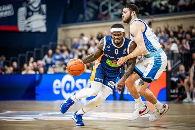 Rostock, Deutschland 03. Januar 2026: 1.BBL - 2025 2026 - Rostock Seawolves vs. Skyliners Frankfurt Im Bild: v. li. im Zweikampf TJ Crockett Jr. (ROSTOCK SEAWOLVES) und Logan Johnson (Frankfurt Skyliners) Copyright: xFotostandx xVoelkerx