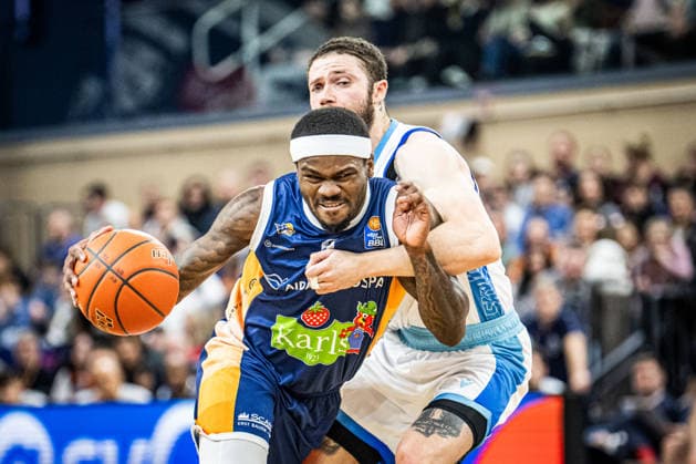 Rostock, Deutschland 03. Januar 2026: 1.BBL - 2025 2026 - Rostock Seawolves vs. Skyliners Frankfurt Im Bild: v. li. im Zweikampf TJ Crockett Jr. (ROSTOCK SEAWOLVES) und Logan Johnson (Frankfurt Skyliners) Copyright: xFotostandx xVoelkerx