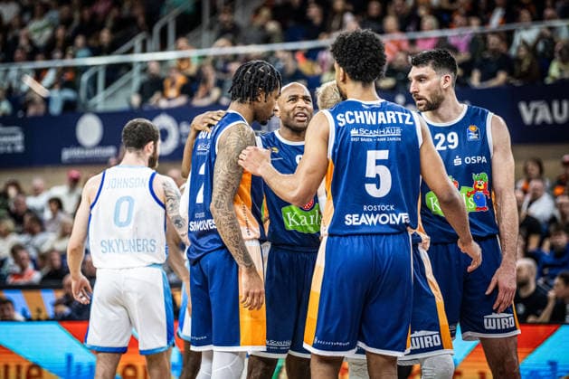 Rostock, Deutschland 03. Januar 2026: 1.BBL - 2025 2026 - Rostock Seawolves vs. Skyliners Frankfurt Im Bild: vorne v.li. Jordan Bowden (ROSTOCK SEAWOLVES), DeAndre Lansdowne (ROSTOCK SEAWOLVES) , D Shawn Schwartz (ROSTOCK SEAWOLVES) und Owen Klassen (ROSTOCK SEAWOLVES) Copyright: xFotostandx xVoelkerx