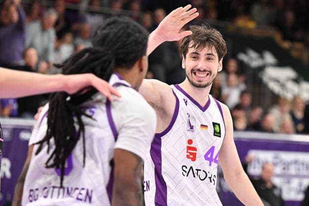 BG Göttingen - Uni Baskets Münster Julius Böhmer ( 44, GOT) und Jordan Sears ( 3, GOT) im Spiel der BARMER 2. Basketball Bundesliga ProA zwischen der BG Göttingen und den Uni Baskets Münster in der Sparkassen-Arena am 03.01.2026 in Göttingen, Deutschland. Göttingen Niedersachsen Deutschland