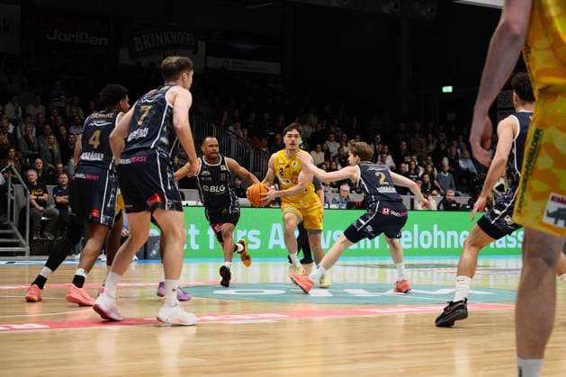 ProA - Phoenix Hagen vs. Eisbären Bremerhaven, Hagen, 03.01.2026, Ischelandhalle Hagen Dennis Nawrocki (Phoenix Hagen, 2, Guard) beim zug zum Korb gegen Raphael Falkenthal ( 2, Eisbären Bremerhaven, PG); Barmer2BasketballBundesliga ProA - Phoenix Hagen vs. Eisbären Bremerhaven, Hagen, 03.01.2026, Ischelandhalle Hagen Copyright: xBEAUTIFULxSPORTS Piepenstockx
