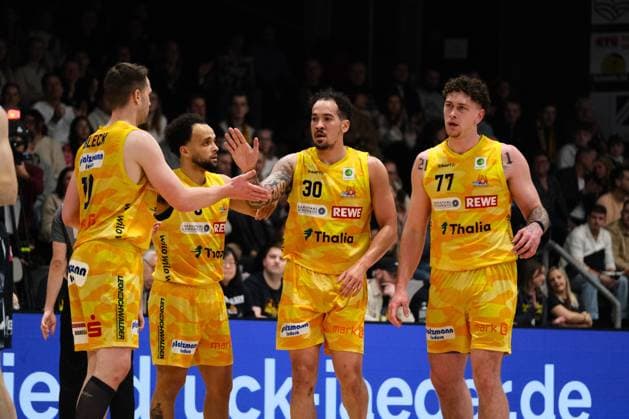 ProA - Phoenix Hagen vs. Eisbären Bremerhaven, Hagen, 03.01.2026, Ischelandhalle Hagen Fabian Bleck (Phoenix Hagen, 10, Forward), Marcus Graves (Phoenix Hagen, 0, Guard),Jeffrey Carroll (Phoenix Hagen, 30, Forward), Anzac Rissetto (Phoenix Hagen, 77, Center); Barmer2BasketballBundesliga ProA - Phoenix Hagen vs. Eisbären Bremerhaven, Hagen, 03.01.2026, Ischelandhalle Hagen Copyright: xBEAUTIFULxSPORTS Piepenstockx