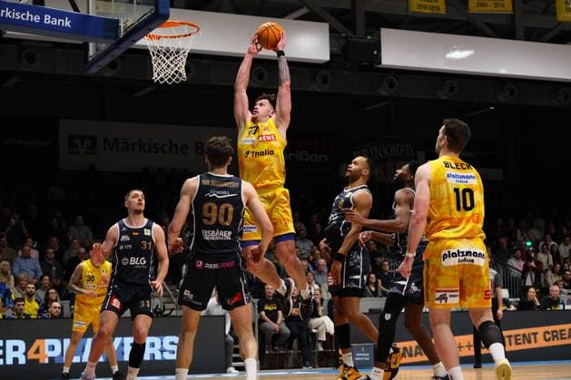 ProA - Phoenix Hagen vs. Eisbären Bremerhaven, Hagen, 03.01.2026, Ischelandhalle Hagen Anzac Rissetto (Phoenix Hagen, 77, Center) beim Dunk; Barmer2BasketballBundesliga ProA - Phoenix Hagen vs. Eisbären Bremerhaven, Hagen, 03.01.2026, Ischelandhalle Hagen Copyright: xBEAUTIFULxSPORTS Piepenstockx