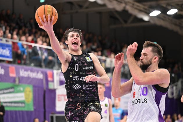 BG Göttingen - Uni Baskets Münster Andrew O™Brien ( 0, MS) und Hendrik Drescher ( 10, GOT) im Spiel der BARMER 2. Basketball Bundesliga ProA zwischen der BG Göttingen und den Uni Baskets Münster in der Sparkassen-Arena am 03.01.2026 in Göttingen, Deutschland. Göttingen Niedersachsen Deutschland