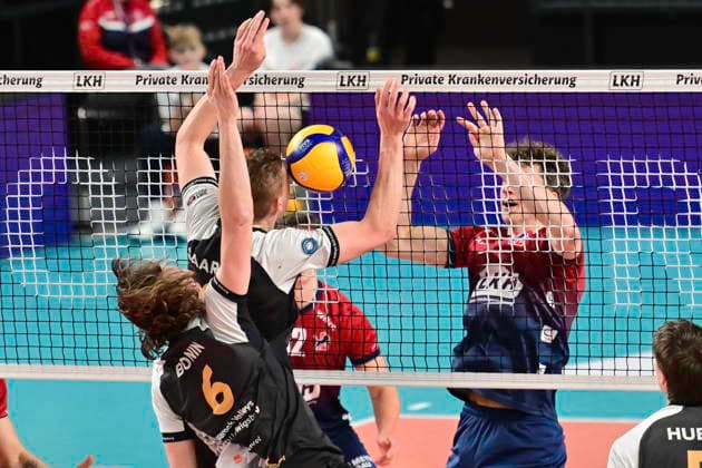 GER; 1.VBL, SVG Lueneburg vs Barock Volleys MTV Ludwigsburg 03.01.2026, LKH Arena, Lueneburg, GER; 1. VBL, SVG Lueneburg vs Barock Volleys MTV Ludwigsburg im Bild Joscha Kunstmann (Lueneburg 07) versucht sich gegen Ben-Simon Bonin (Ludwigsburg 06) und Tomi Saarinen (Ludwigsburg 08) durchzusetzen