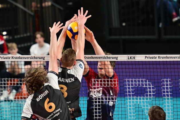 GER; 1.VBL, SVG Lueneburg vs Barock Volleys MTV Ludwigsburg 03.01.2026, LKH Arena, Lueneburg, GER; 1. VBL, SVG Lueneburg vs Barock Volleys MTV Ludwigsburg im Bild Joscha Kunstmann (Lueneburg 07) versucht sich gegen Ben-Simon Bonin (Ludwigsburg 06) und Tomi Saarinen (Ludwigsburg 08) durchzusetzen