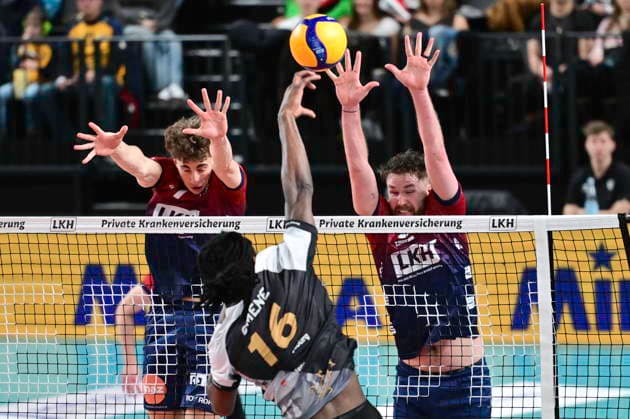 GER; 1.VBL, SVG Lueneburg vs Barock Volleys MTV Ludwigsburg 03.01.2026, LKH Arena, Lueneburg, GER; 1. VBL, SVG Lueneburg vs Barock Volleys MTV Ludwigsburg im Bild Joscha Kunstmann (Lueneburg 07) und Jesse Elser (Lueneburg 03) versuchen sich gegen Nyherowo Omene (Ludwigsburg 16) durchzusetzen