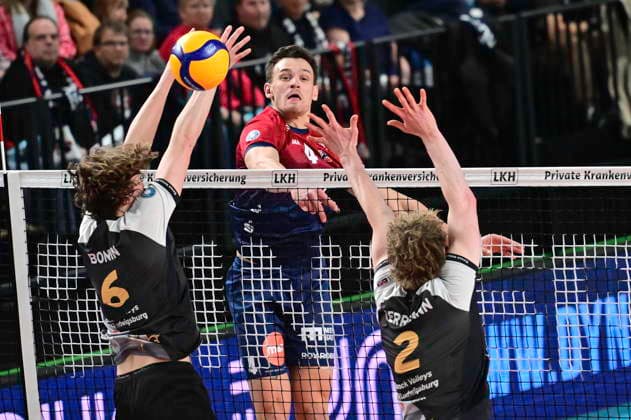 GER; 1.VBL, SVG Lueneburg vs Barock Volleys MTV Ludwigsburg 03.01.2026, LKH Arena, Lueneburg, GER; 1. VBL, SVG Lueneburg vs Barock Volleys MTV Ludwigsburg im Bild Christopher Byam (Lueneburg 04) versucht sich gegen Ben-Simon Bonin (Ludwigsburg 06) und Philipp Herrmann (Ludwigsburg 02) durchzusetzen