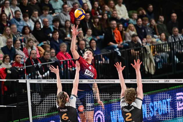 GER; 1.VBL, SVG Lueneburg vs Barock Volleys MTV Ludwigsburg 03.01.2026, LKH Arena, Lueneburg, GER; 1. VBL, SVG Lueneburg vs Barock Volleys MTV Ludwigsburg im Bild Christopher Byam (Lueneburg 04) versucht sich gegen Ben-Simon Bonin (Ludwigsburg 06) und Philipp Herrmann (Ludwigsburg 02) durchzusetzen
