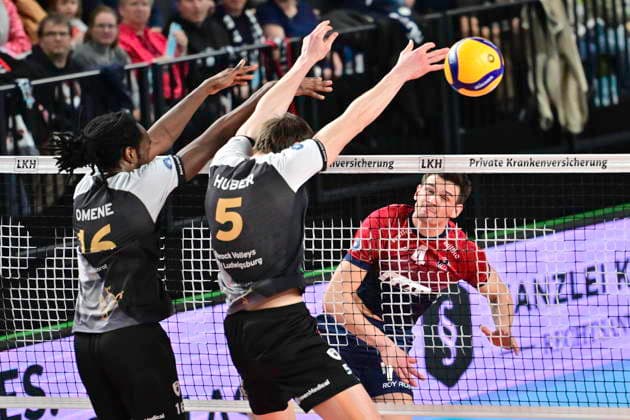 GER; 1.VBL, SVG Lueneburg vs Barock Volleys MTV Ludwigsburg 03.01.2026, LKH Arena, Lueneburg, GER; 1. VBL, SVG Lueneburg vs Barock Volleys MTV Ludwigsburg im Bild Christopher Byam (Lueneburg 04) versucht sich gegen Nyherowo Omene (Ludwigsburg 16) und Jan Huber (Ludwigsburg 05) durchzusetzen