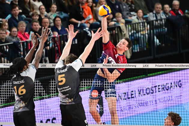 GER; 1.VBL, SVG Lueneburg vs Barock Volleys MTV Ludwigsburg 03.01.2026, LKH Arena, Lueneburg, GER; 1. VBL, SVG Lueneburg vs Barock Volleys MTV Ludwigsburg im Bild Christopher Byam (Lueneburg 04) versucht sich gegen Nyherowo Omene (Ludwigsburg 16) und Jan Huber (Ludwigsburg 05) durchzusetzen