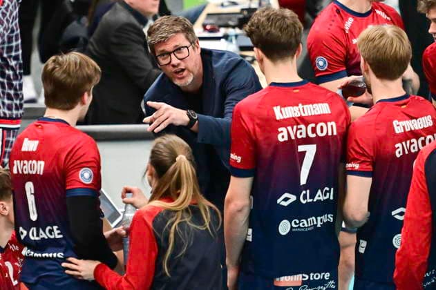 GER; 1.VBL, SVG Lueneburg vs Barock Volleys MTV Ludwigsburg 03.01.2026, LKH Arena, Lueneburg, GER; 1. VBL, SVG Lueneburg vs Barock Volleys MTV Ludwigsburg im Bild Trainer Stefan Huebner (Hübner Lueneburg) spricht mit der Mannschaft